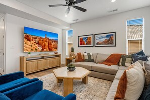 Smart TV, videogiochi, tavolo da calcetto, tavolo da ping pong