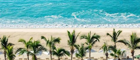 På stranden, solsenger og strandhåndklær