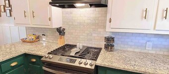 Charming Three Bedroom ~ 5 Mins to A&M ~ Quiet Neighborhood