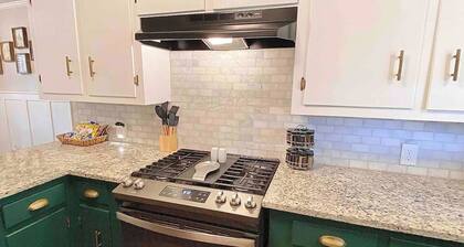 Charming Three Bedroom ~ 5 Mins to A&M ~ Quiet Neighborhood