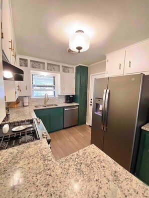 Kjøleskap, mikrobølgeovn, ovn og kokeplater