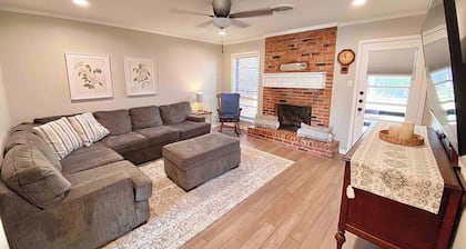Charming Three Bedroom ~ 5 Mins to A&M ~ Quiet Neighborhood