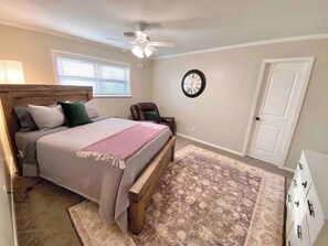 3 slaapkamers, een bureau, een strijkplank/strijkijzer, reisbedje