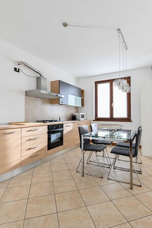 Fridge, microwave, oven, stovetop - Casa Pierina (Costa Volpino)