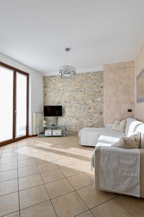 TV - Casa Pierina (Costa Volpino)