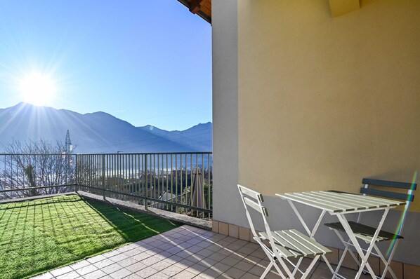 Outdoor dining - Casa Pierina (Costa Volpino)