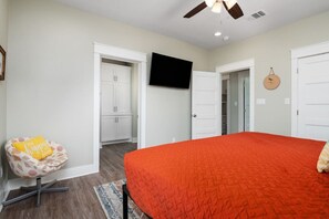 6 bedrooms, WiFi, bed sheets - Two Adjacent Cabins, Sleeps 18 (Bolivar Peninsula)