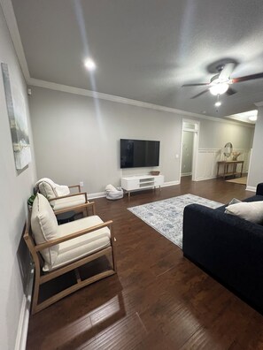 Smart TV - Charming 3-bedroom house with WiFi, AC in fabulous Navarre Beach 7 min away. (Navarre)