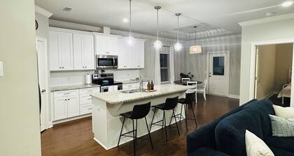 Charming 3-bedroom house with WiFi, AC in fabulous Navarre Beach 7 min away.