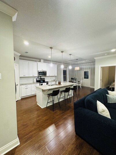 Charming 3-bedroom house with WiFi, AC in fabulous Navarre Beach 7 min away.