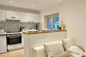 Fridge, oven, stovetop, coffee/tea maker