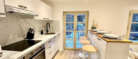 Réfrigérateur, four, plaque de cuisson, cafetière/bouilloire