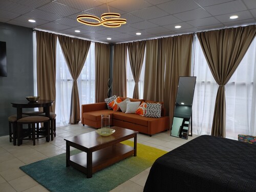 Tranquility Hotel Suite Pent, walking distance to the QPS, Ariapita Ave & EV Zoo