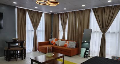 Tranquility Hotel Suite Pent, walking distance to the QPS, Ariapita Ave & EV Zoo