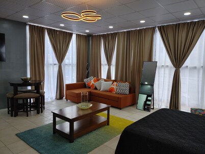 Tranquility Hotel Suite Pent, walking distance to the QPS, Ariapita Ave & EV Zoo
