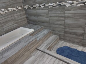 Dusj, boblebad, håndklær og såpe