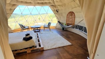 1 bedroom, bed sheets