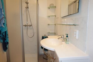 Dusche, Haartrockner, Handtücher