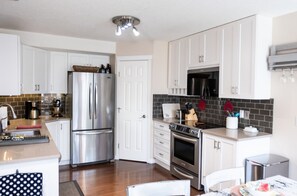 Frigorifero, microonde, forno, piano cottura