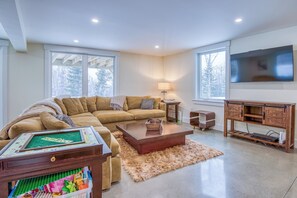 TV connectée, cheminée, jeux vidéo, baby-foot