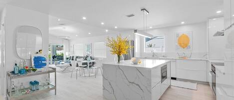 Refrigerador, microondas, placa de cocina, lavavajillas