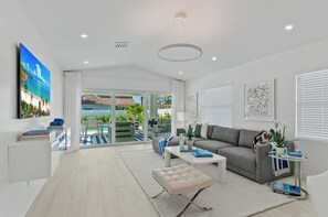 Smart TV, fireplace, books - New Listing! Beach Escape! (Naples)