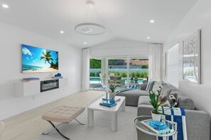 Smart TV, fireplace, books - New Listing! Beach Escape! (Naples)