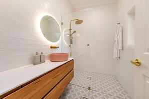 Shower, hair dryer, towels, soap - Adelaide Hills Luxury Cottage (Carey Gully)