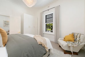 2 bedrooms, iron/ironing board, free WiFi, bed sheets - Luxury 1860s Cottage, Gin Nook & Vineyard Views (Carey Gully)