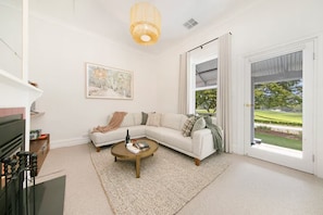 Smart TV, fireplace, books, stereo - Luxury 1860s Cottage, Gin Nook & Vineyard Views (Carey Gully)