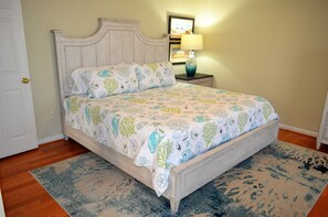 3 bedrooms, WiFi - Surfside Suite - Walk to the Beach (Surfside Beach)