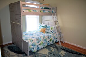 3 bedrooms, WiFi - Surfside Suite - Walk to the Beach (Surfside Beach)