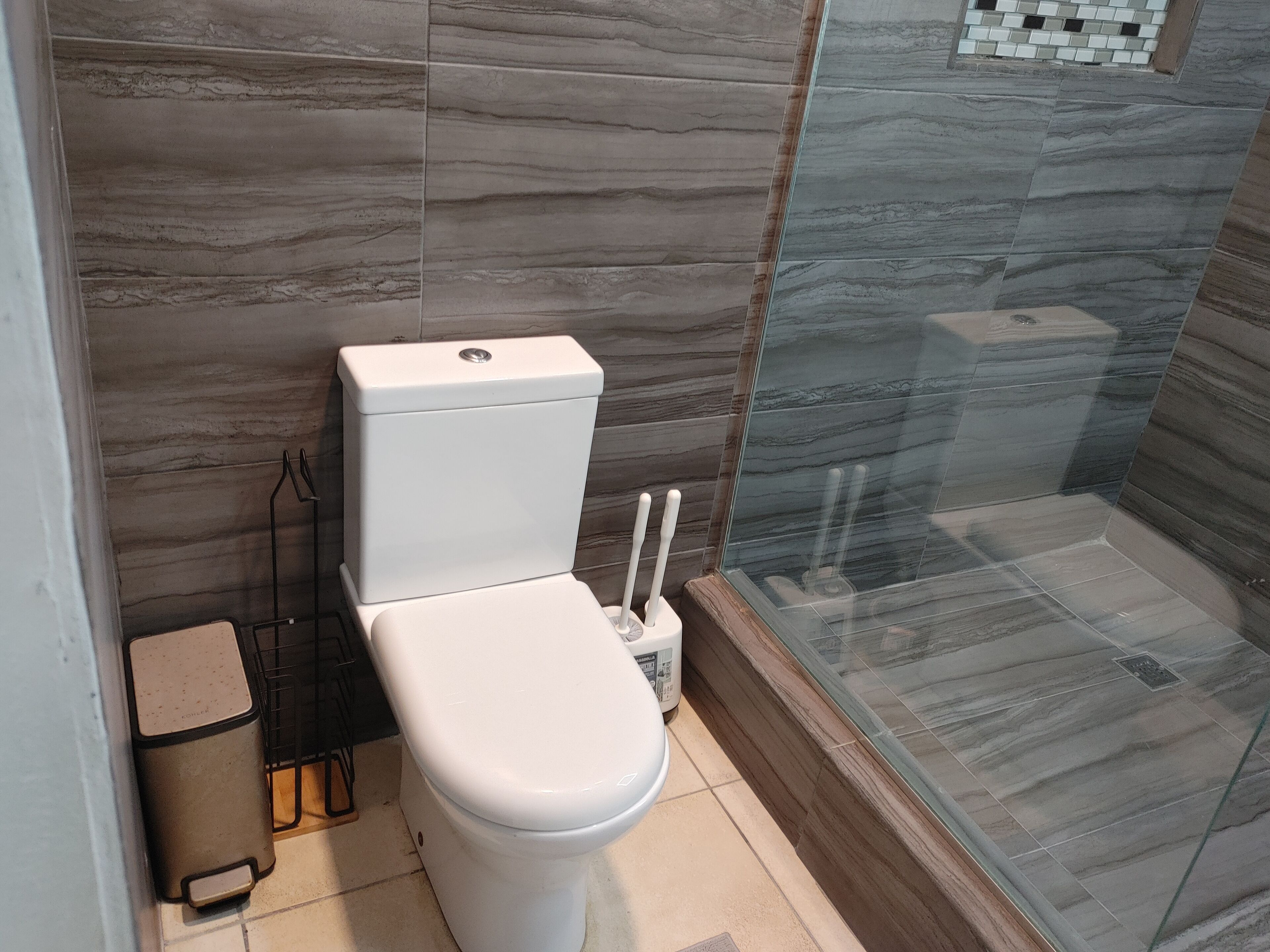 Ducha, toallas, jabón y papel higiénico