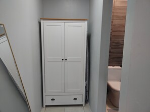 Een douche, handdoeken, zeep, toiletpapier