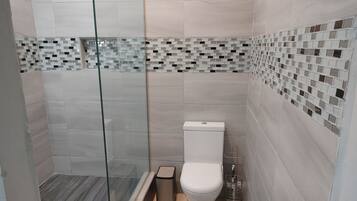 Dusj, håndklær, såpe og toalettpapir