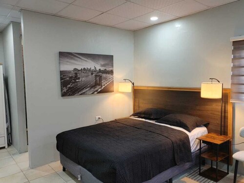 Tranquility Hotel Suite RG, walking distance to the QPS, Ariapita Ave, & EV Zoo,