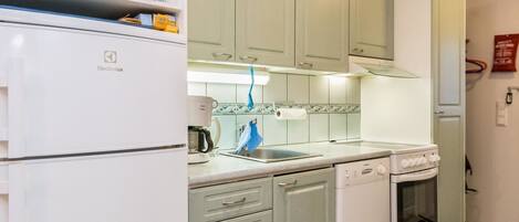 Fridge, microwave, dishwasher, cookware/dishes/utensils