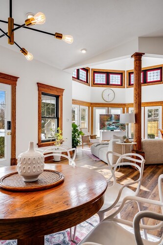 7 bedroom Retreat House with Pool and Hot Tub