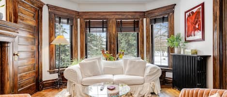 Älytelevisio, takka, videopelejä, pöytäjalkapallopöytä