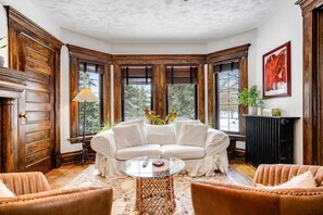 Smart TV, chimenea y futbolito