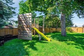 Children’s area - 7 bedroom Retreat House with Pool and Hot Tub (Leamington)