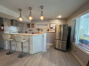 Kühlschrank, Mikrowelle, Ofen, Wasserkocher mit Kaffee-/Teezubehör