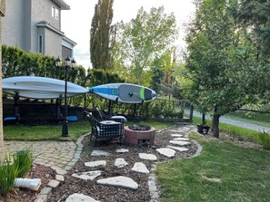 Property grounds - Calgary Lake House B&B (Calgary)