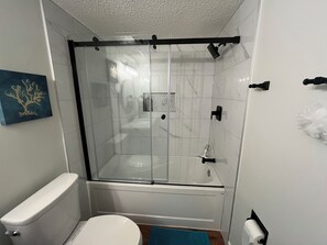 Hair dryer, towels, soap, toilet paper - Calgary Lake House B&B (Calgary)