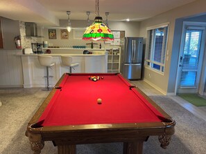 Game room - Calgary Lake House B&B (Calgary)