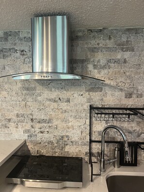 Een koelkast, een microgolfoven, een oven