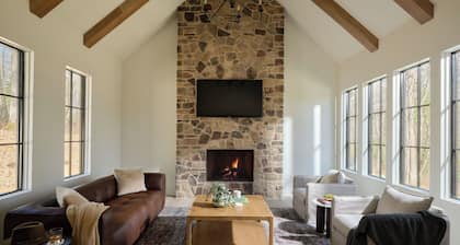 Luxury 4BR Mountain Home Near Downtown Highlands, Surrounded by Nantahala Forest