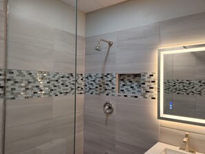 シャワー、タオル、石鹸、トイレットペーパー