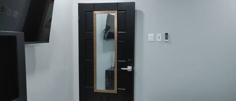1 habitación, tabla de planchar con plancha, wifi gratis y ropa de cama