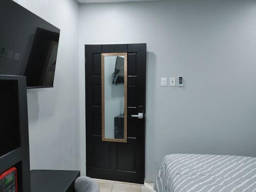 Tranquility Hotel Suite RE, walking distance to the QPS, Ariapita Ave, & EV Zoo,